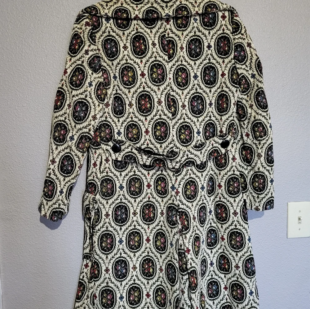 Vintage Paisley Patterned Coat with Black Buttons Size Large - Picture 10 of 12